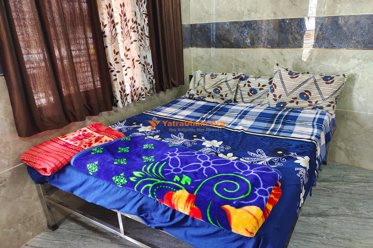 Saptashrungi Hotel Shiv Gorakh 3 Bed Room 