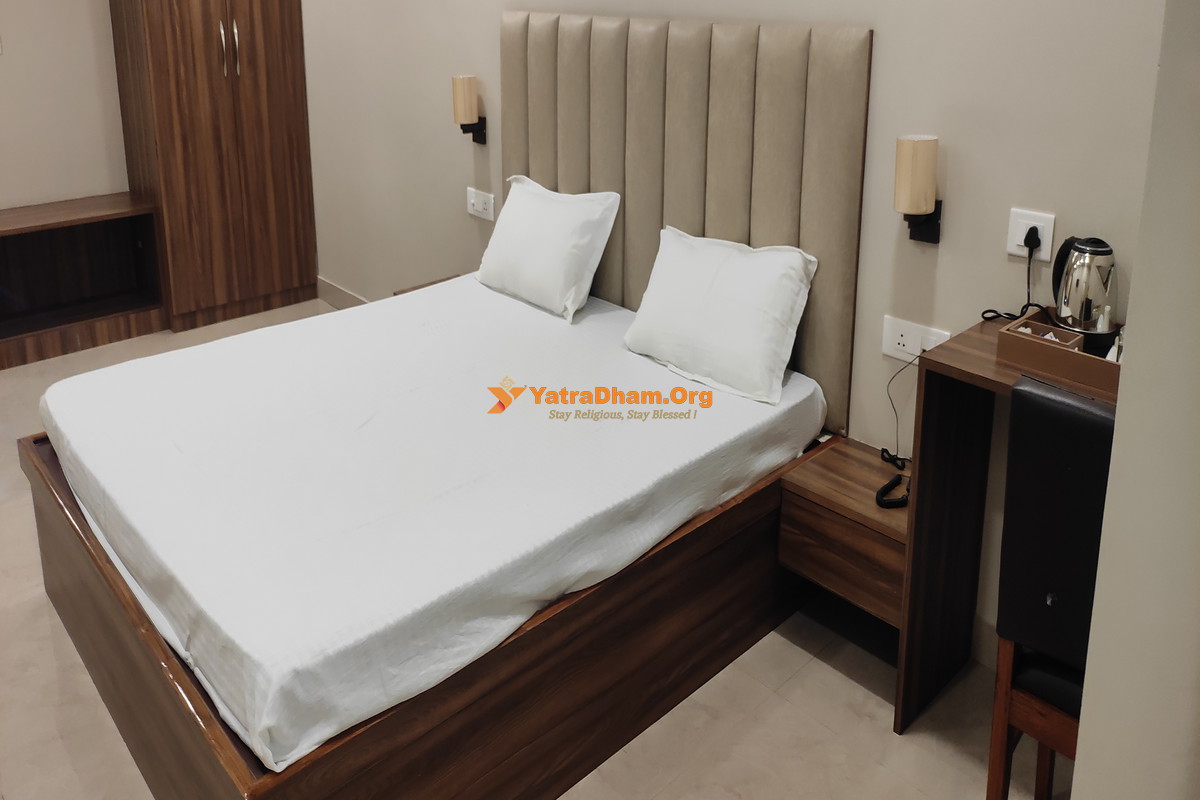 Shri Kishan Beriwala Smruti Bhavan Varanasi 2 Bed Deluxe AC Room