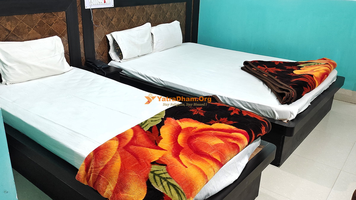 Deoghar New Yatrik Hotel 3 Bed Room View