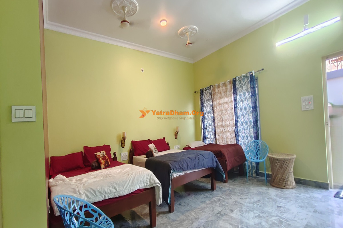 Shanthi Guest House Hampi (Commercial Stree 5 Bed Room