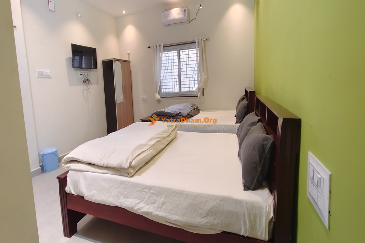Nargila Palace Hampi (Commercial Street) 4 Bed Room