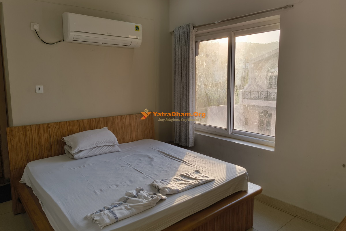 Shri Charan Gadhvi Seva Sadan Haridwar 2 Bed AC Room View