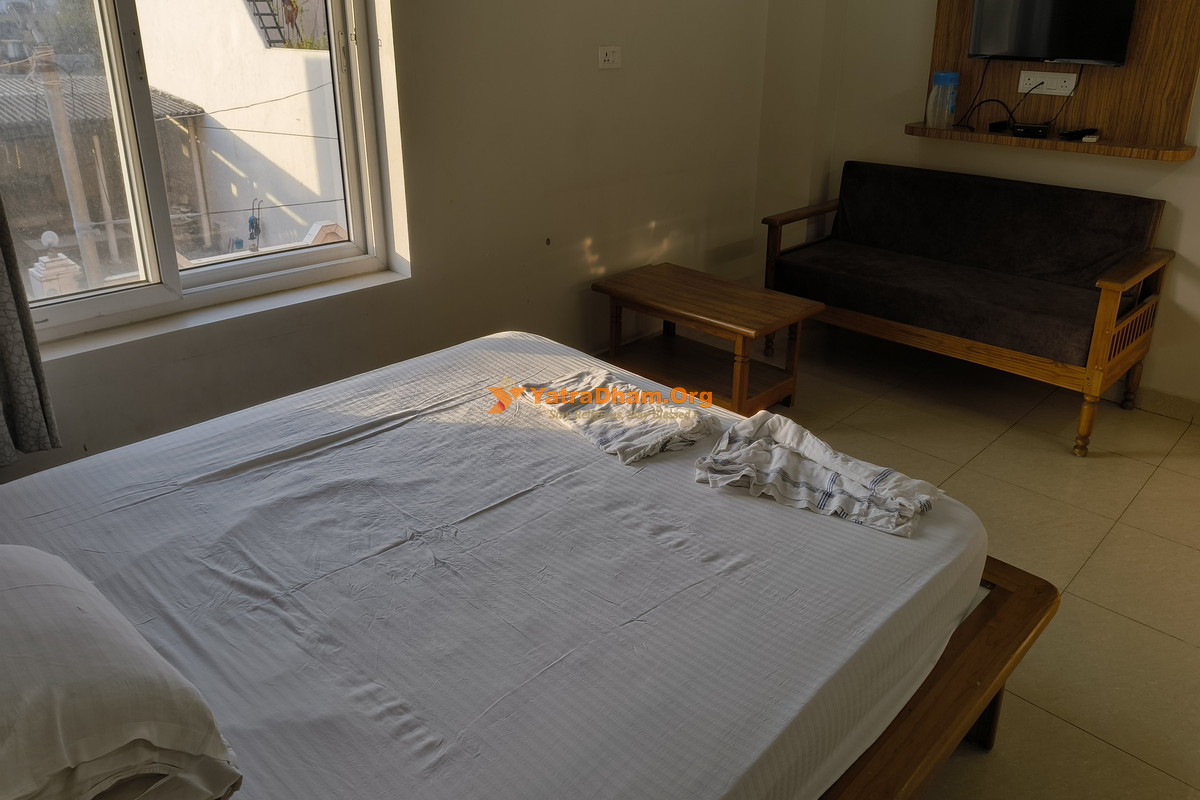 Shri Charan Gadhvi Seva Sadan Haridwar 2 Bed AC Room View