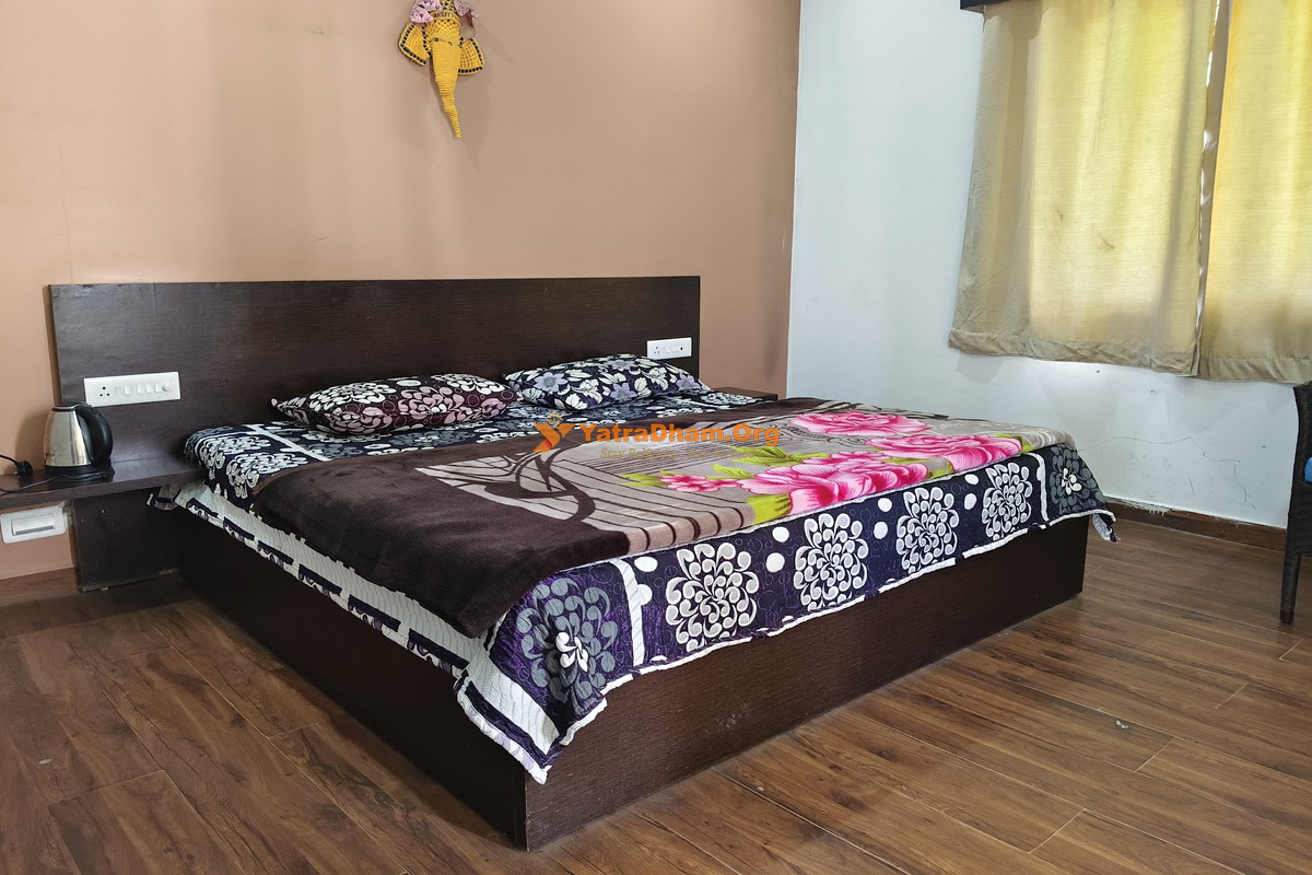 GMVN Triyuginarayan Shiv Gaura Tourist Complex 2 Bed Deluxe Hut Room