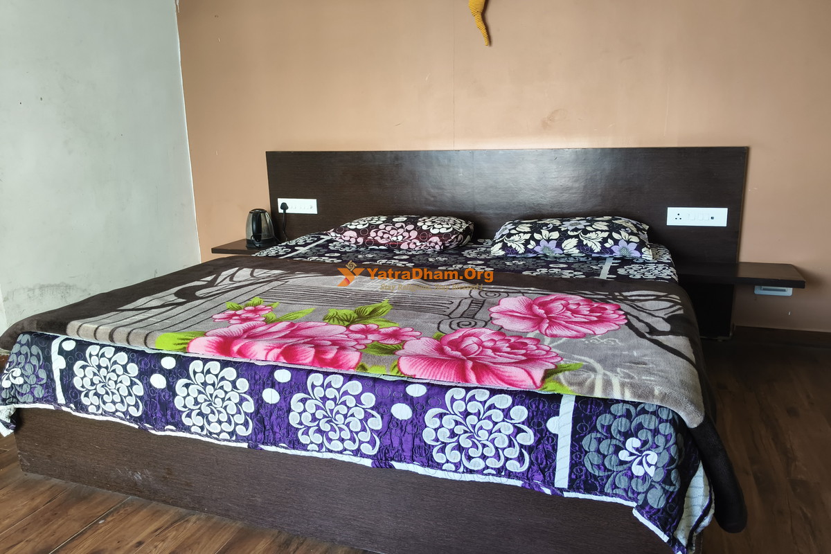 GMVN Triyuginarayan Shiv Gaura Tourist Complex 2 Bed Deluxe Hut Room