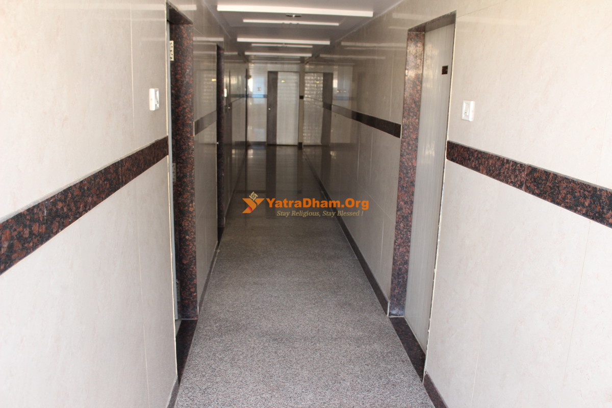Shirdi Sai Suresh Dham (Near Temple) Lobby