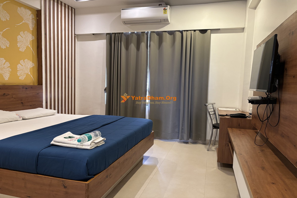 Ambai Executives Lodge Tuljapur 2 Bed Room