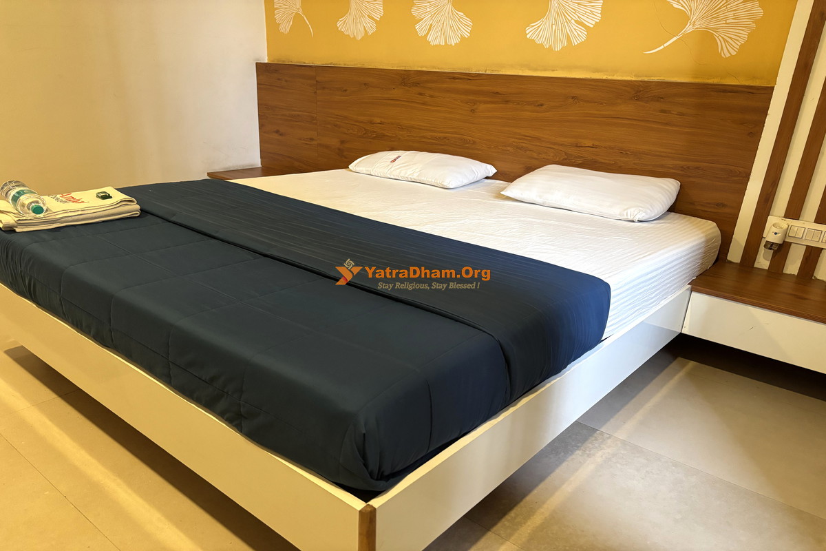 Ambai Executives Lodge Tuljapur 2 Bed Room