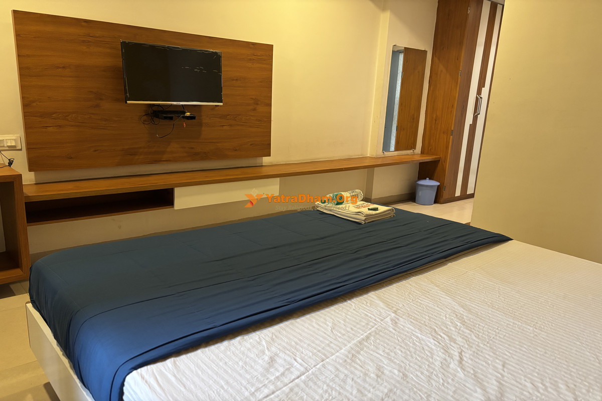 Ambai Executives Lodge Tuljapur 2 Bed Room