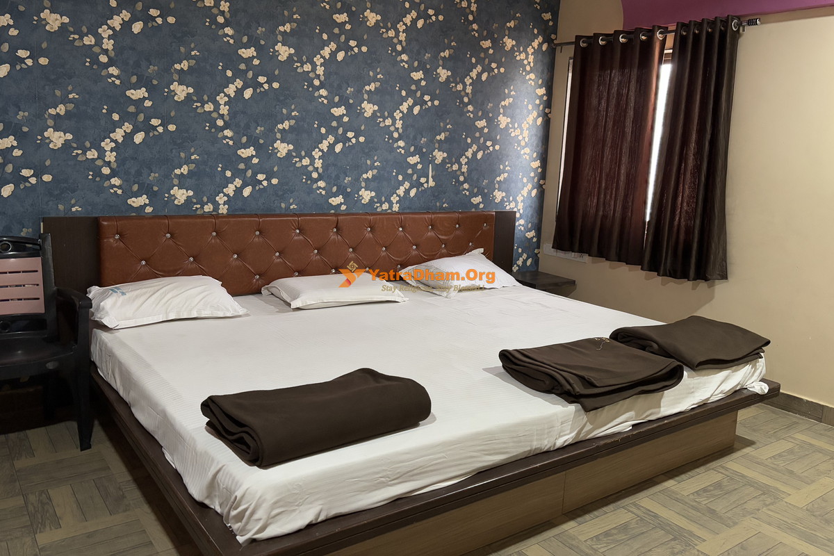 Shree Datta Sai Heritage Lodging Ganagapur 3 Bed Room