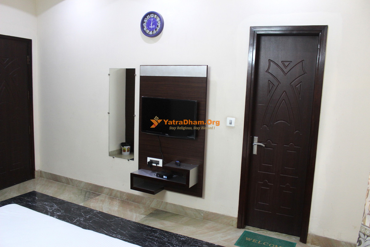 Shri Radha Damodar Dham Vrindavan Room