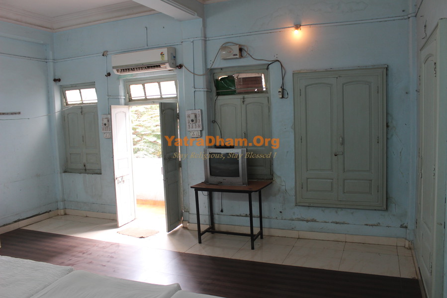 Sindhi Dharamshala Indore 5 bed Ac Room