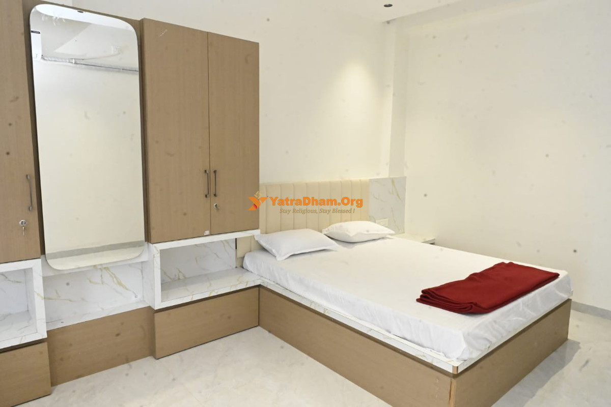 Jagadguru Bhakt Niwas Grishneshwar Room 