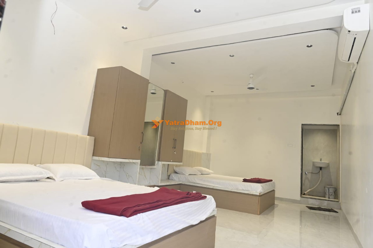 Jagadguru Bhakt Niwas Grishneshwar Room 