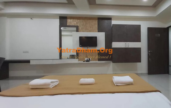 Hotel Evaay Karjan 3 Bed AC Room