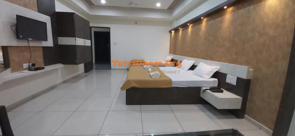 Hotel Evaay Karjan AC Room