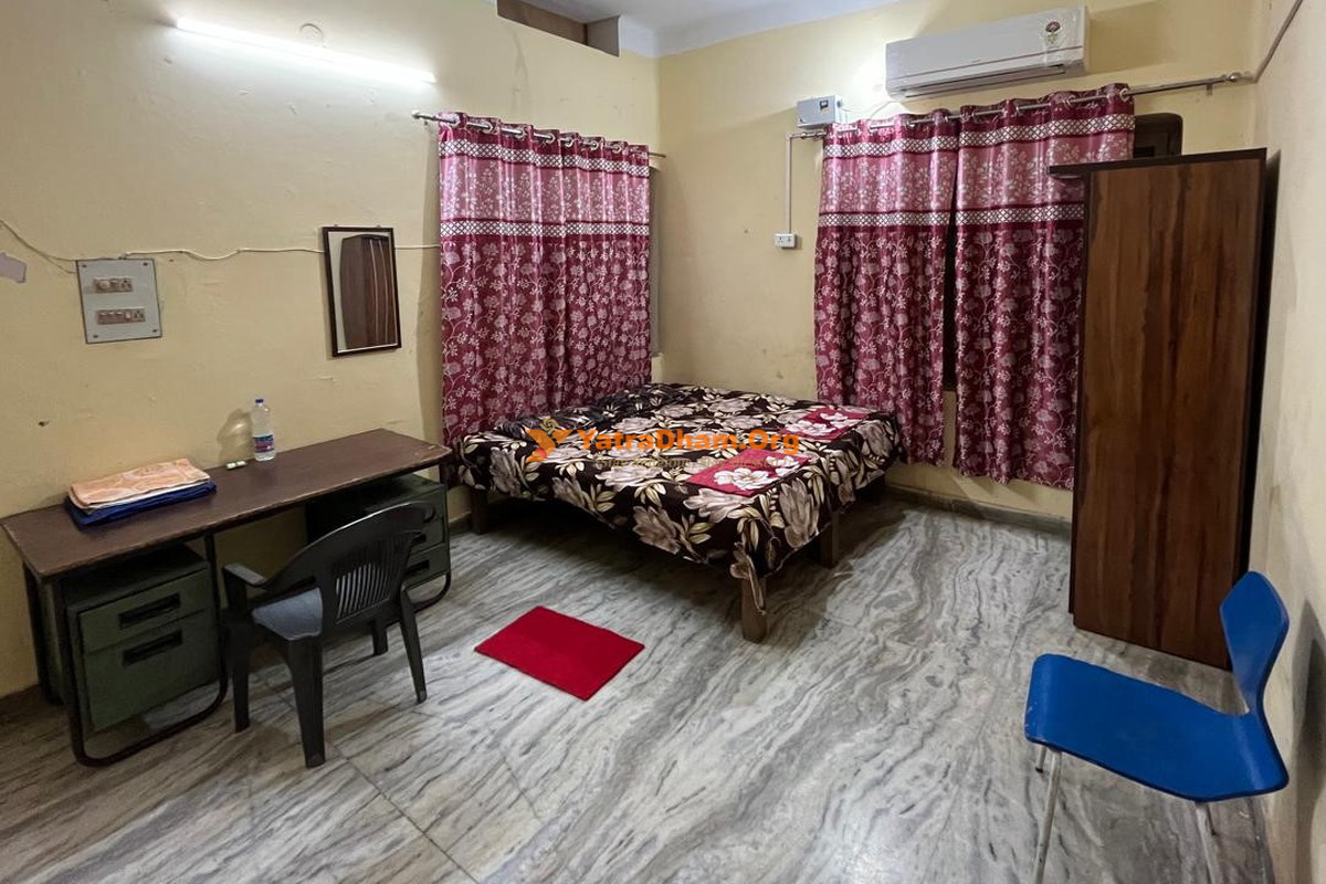 Vishwa Deva Atithi Griha Varanasi 2 Bed AC Room