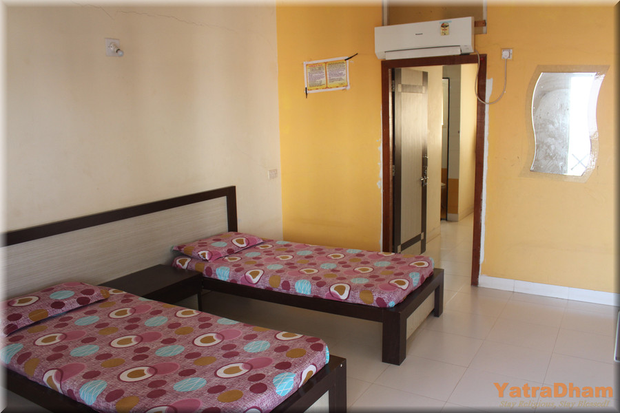 Navkhanda Parshwanath Ghogha Dharamshala Room