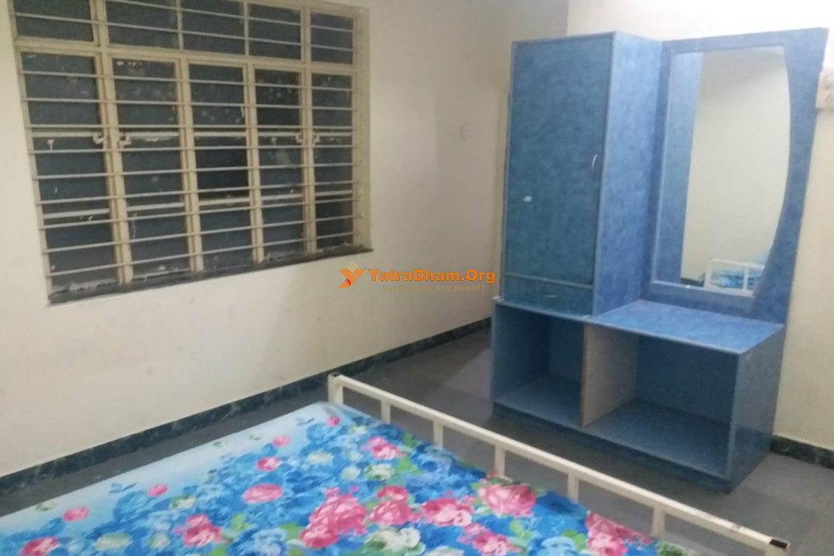 Pandurang Mangal Yatri Nivas Ambajogai Room