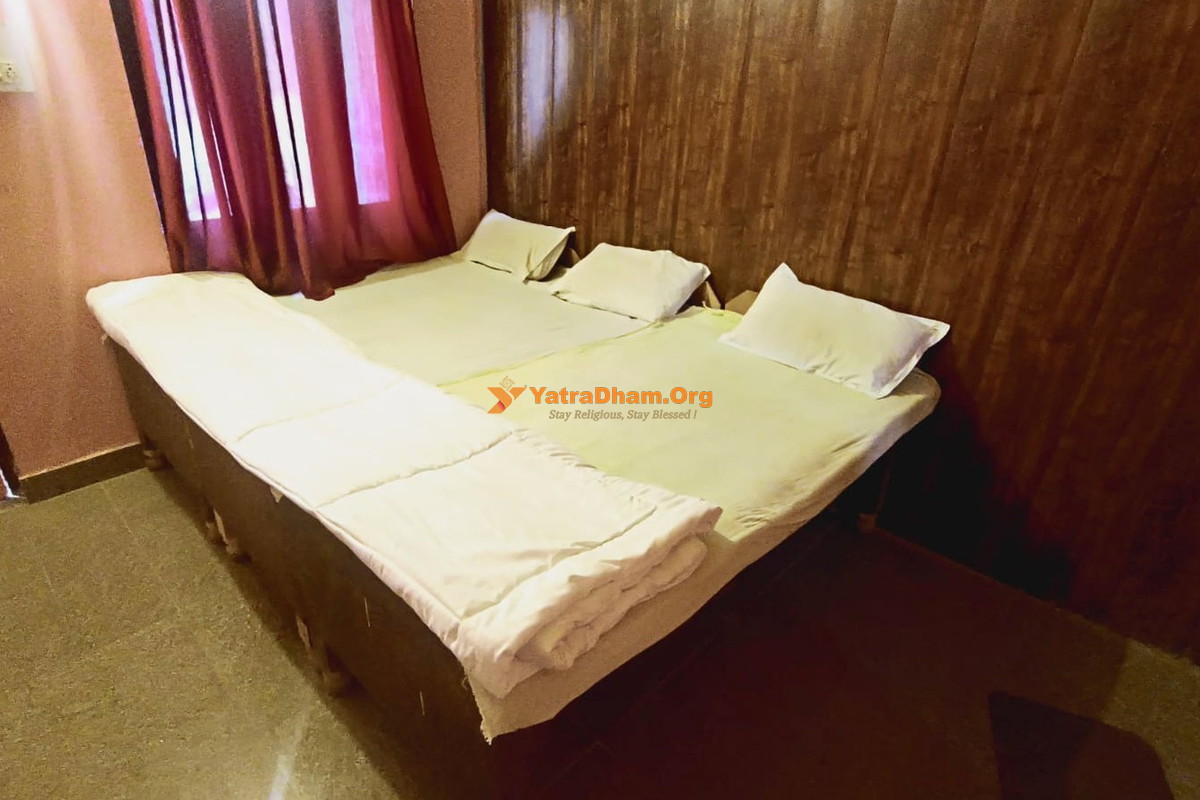 New Krishna Lodge Phata Kedarnath 3 Bed Non AC Normal Room