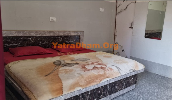 Shri Kabir Chaura Ashram Rishikesh Room