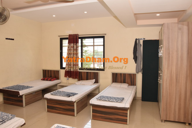 Shri Solapur Gujarati Mitra Mandal Solapur Room