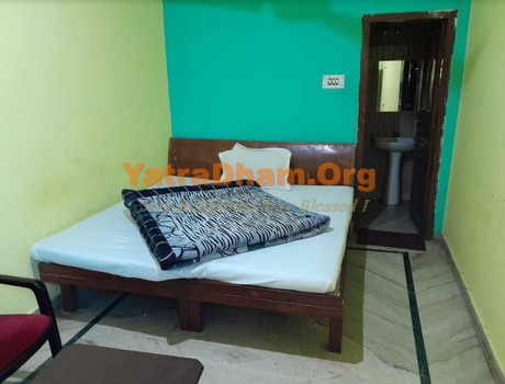 Madhur New Tourist Lodge Srinagar Room