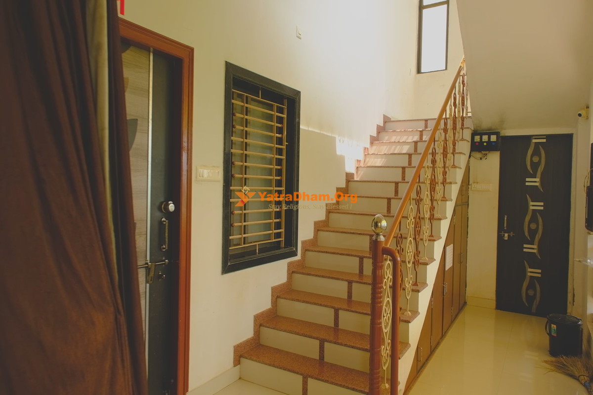Sahajanand Sankul Swaminarayan Sansthan Poicha (Mandava-Chandod) Lobby
