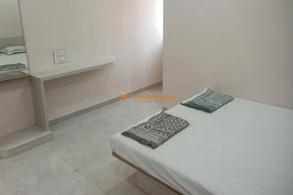 Gayatri Bhakt Niwas Akkalkot 2 Bed Room