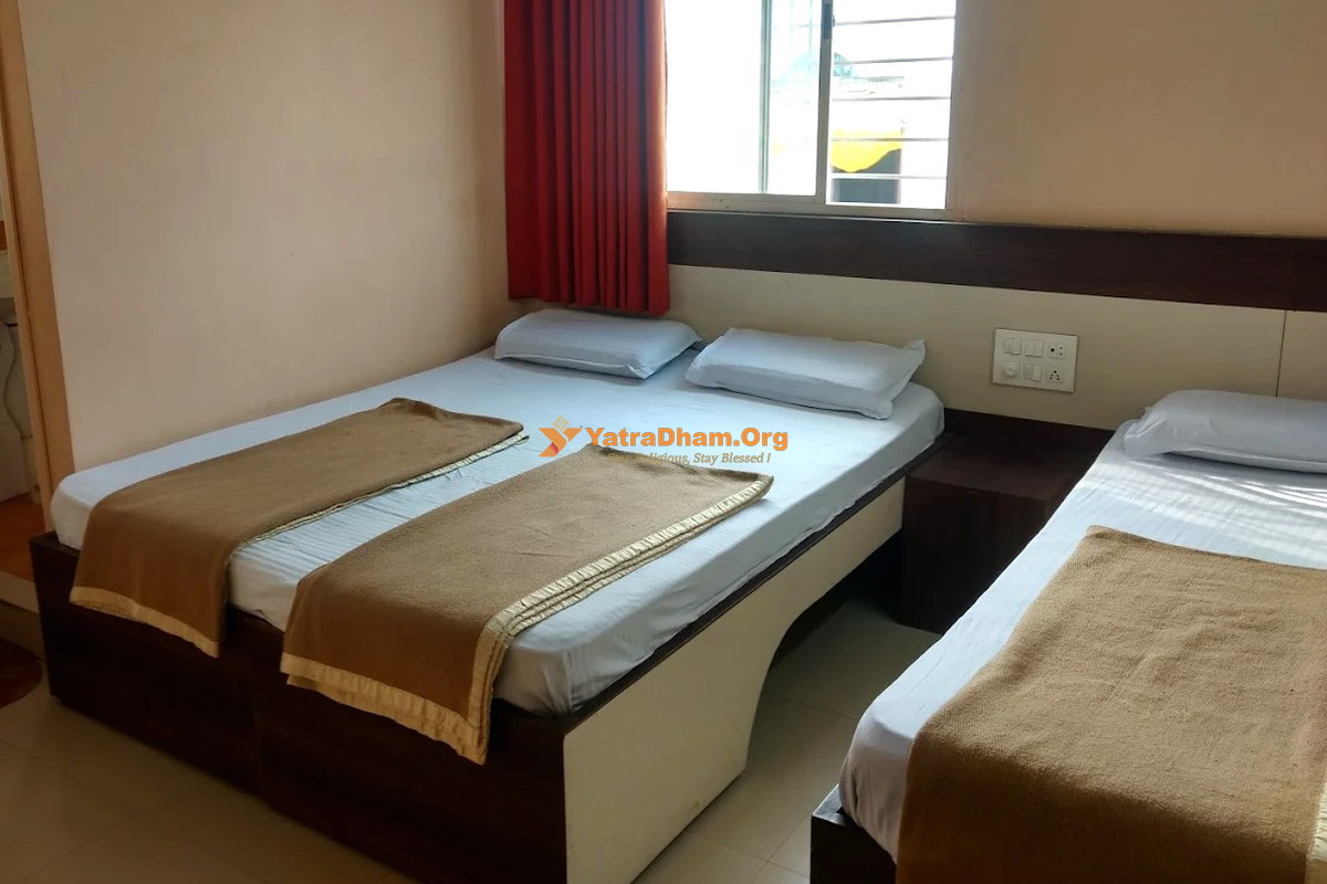 Hotel Aashish Deluxe Lodging Kolhapur 3 Bed AC Room