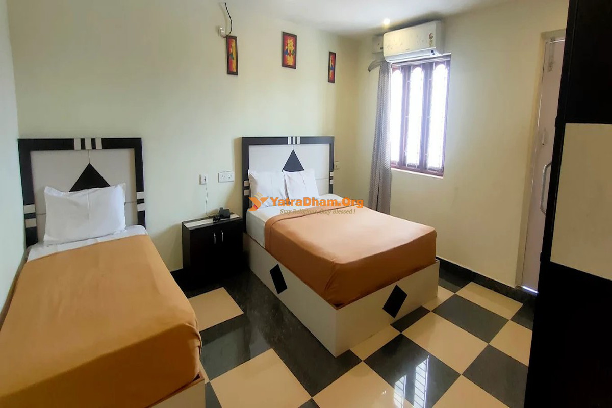 Srirathan Temple View Inn - Thanjavur 2 Bed Room View