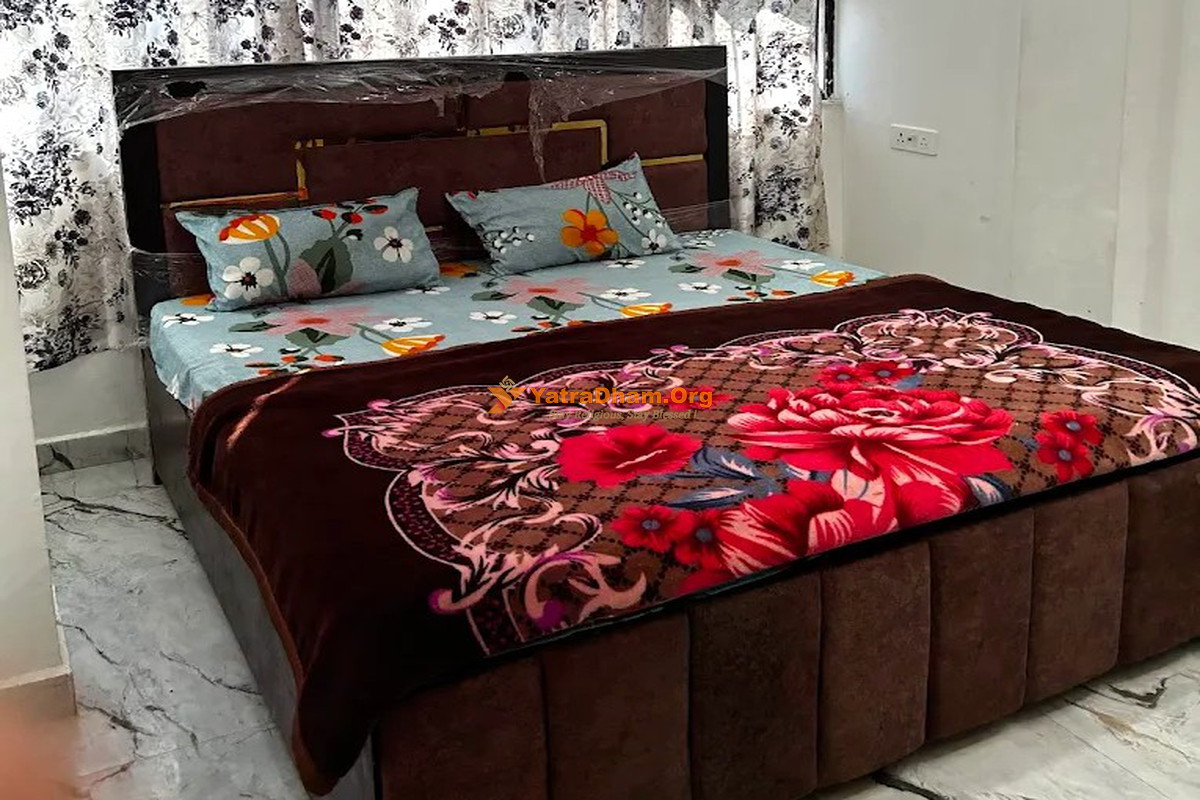 Shri Prabhu Dham Vrindavan Room