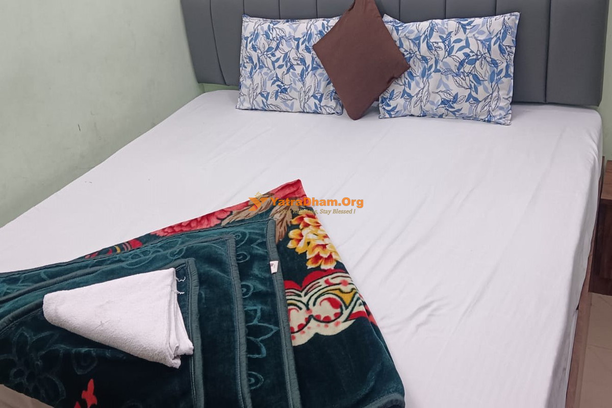 Shree Ishan Dev Ashram Varanasi Room