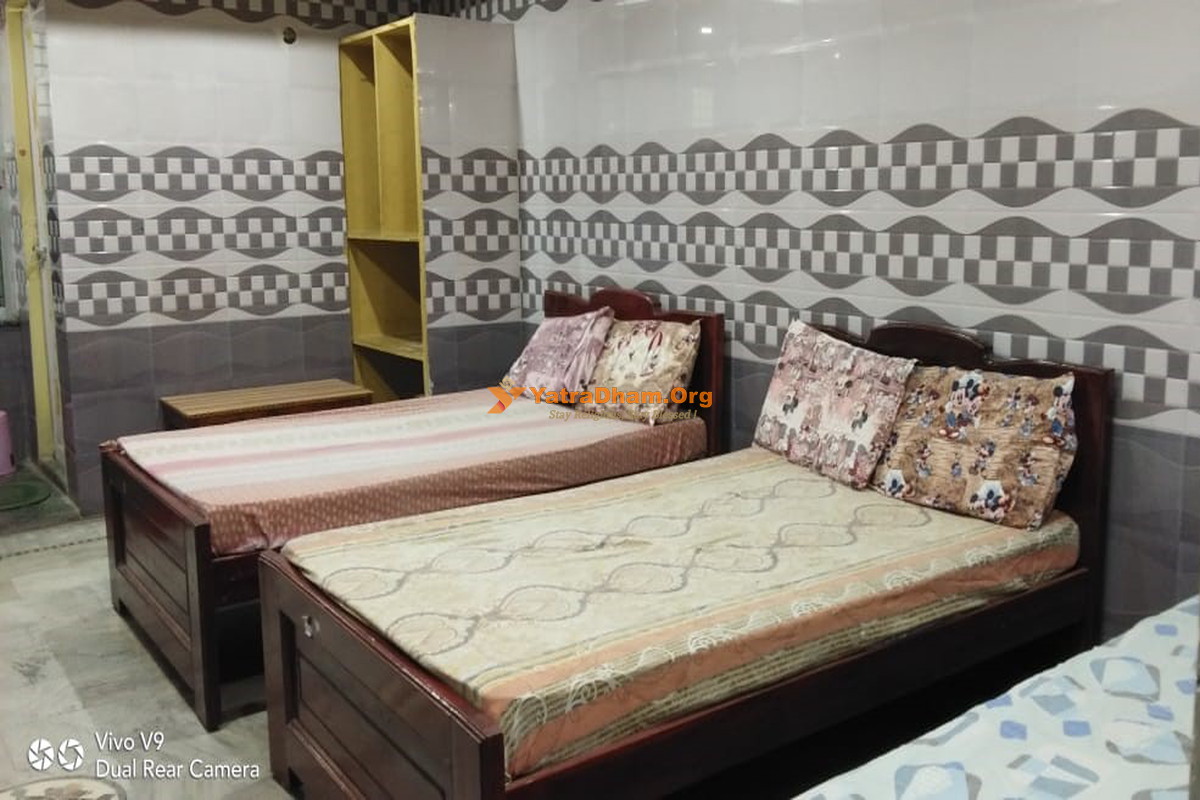 Cycle Swamy Ashram Varanasi Room
