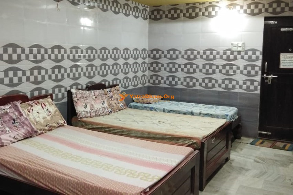 Cycle Swamy Ashram Varanasi Room