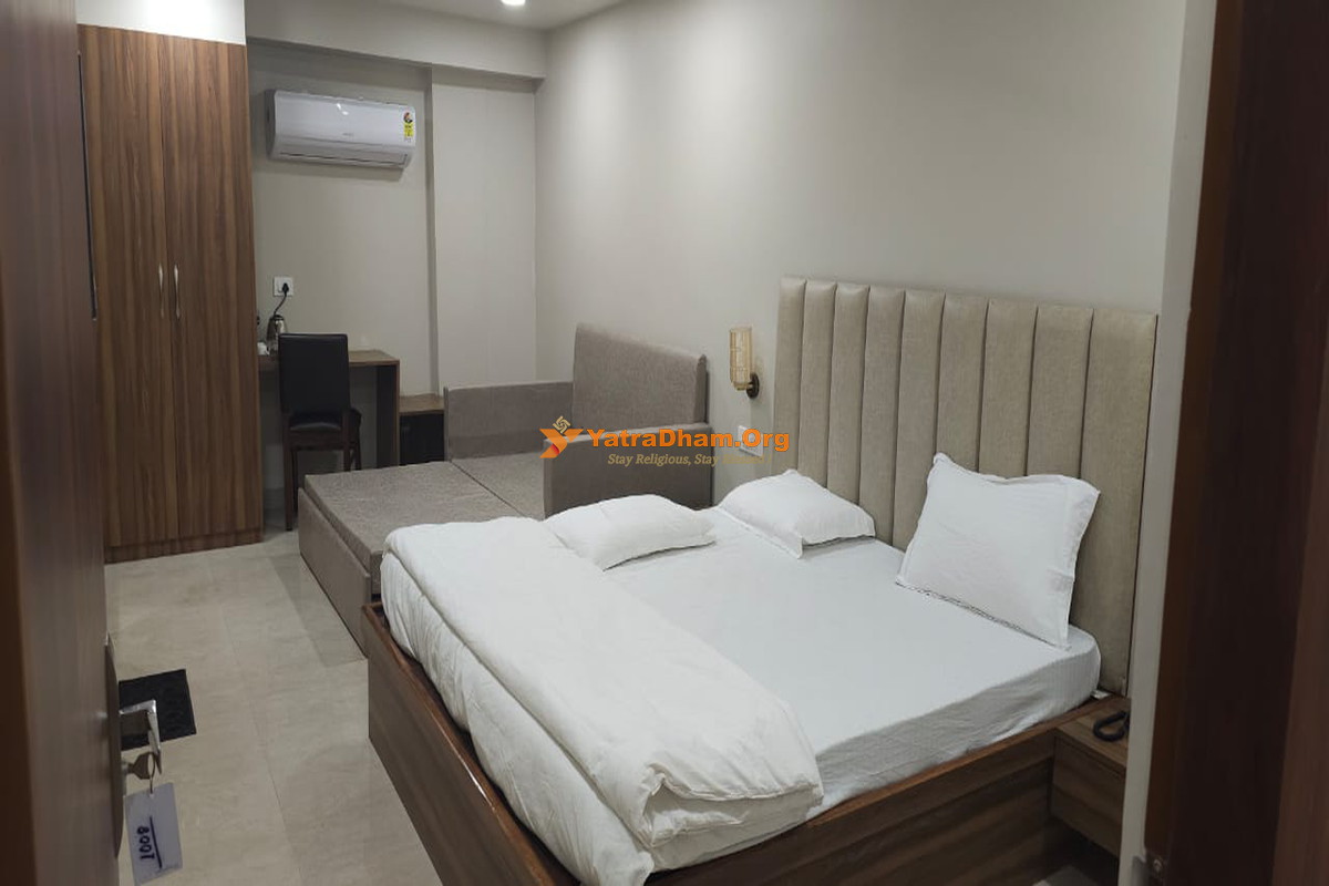 Shri Kishan Beriwala Smruti Bhavan Varanasi 4 Bed Deluxe AC Room