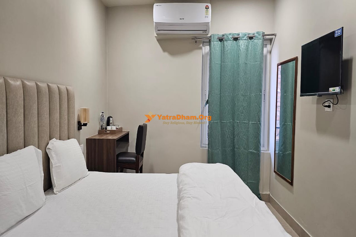 Shri Kishan Beriwala Smruti Bhavan Varanasi 2 Bed AC Deluxe Room
