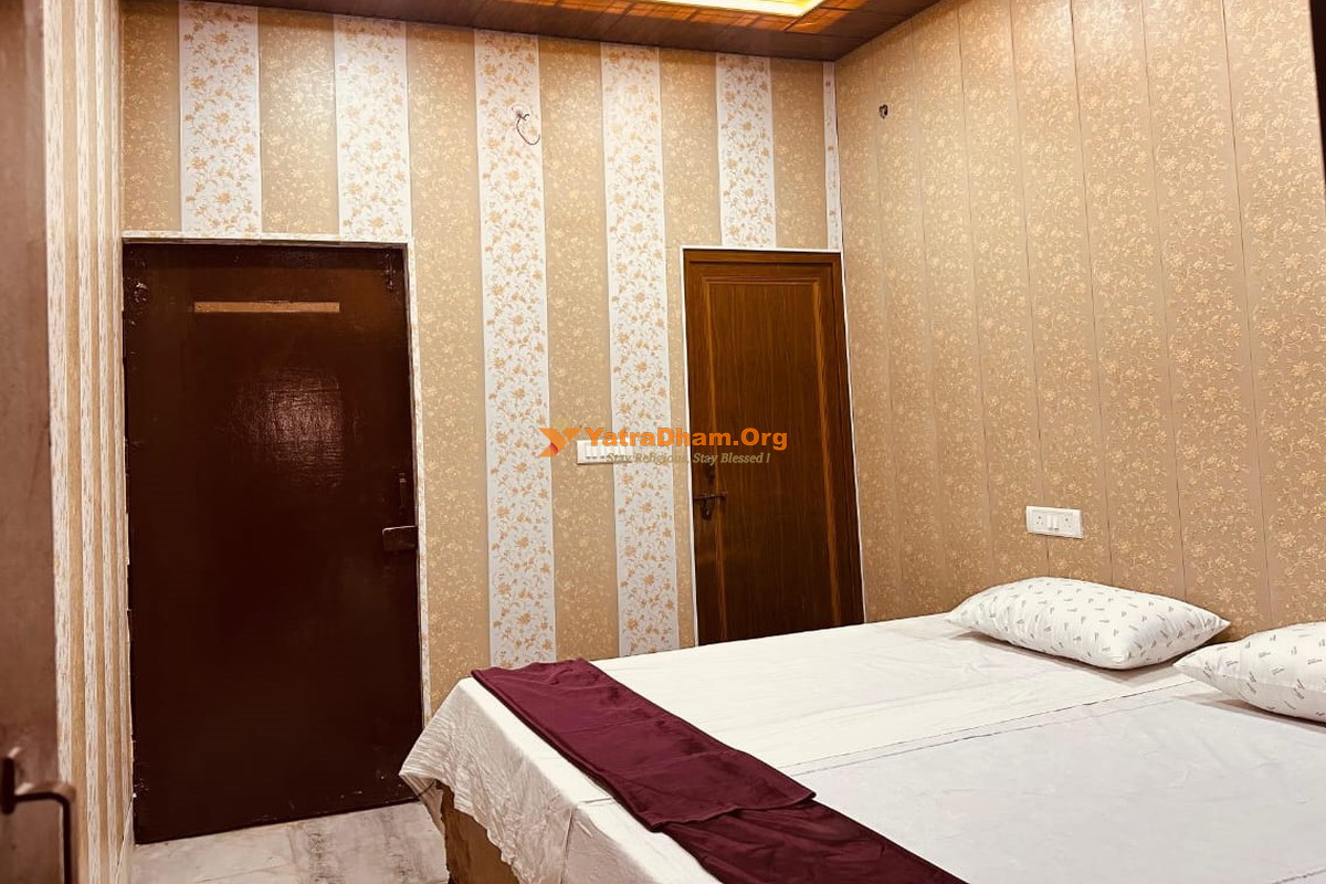 Raju Homestay Ayodhya Room