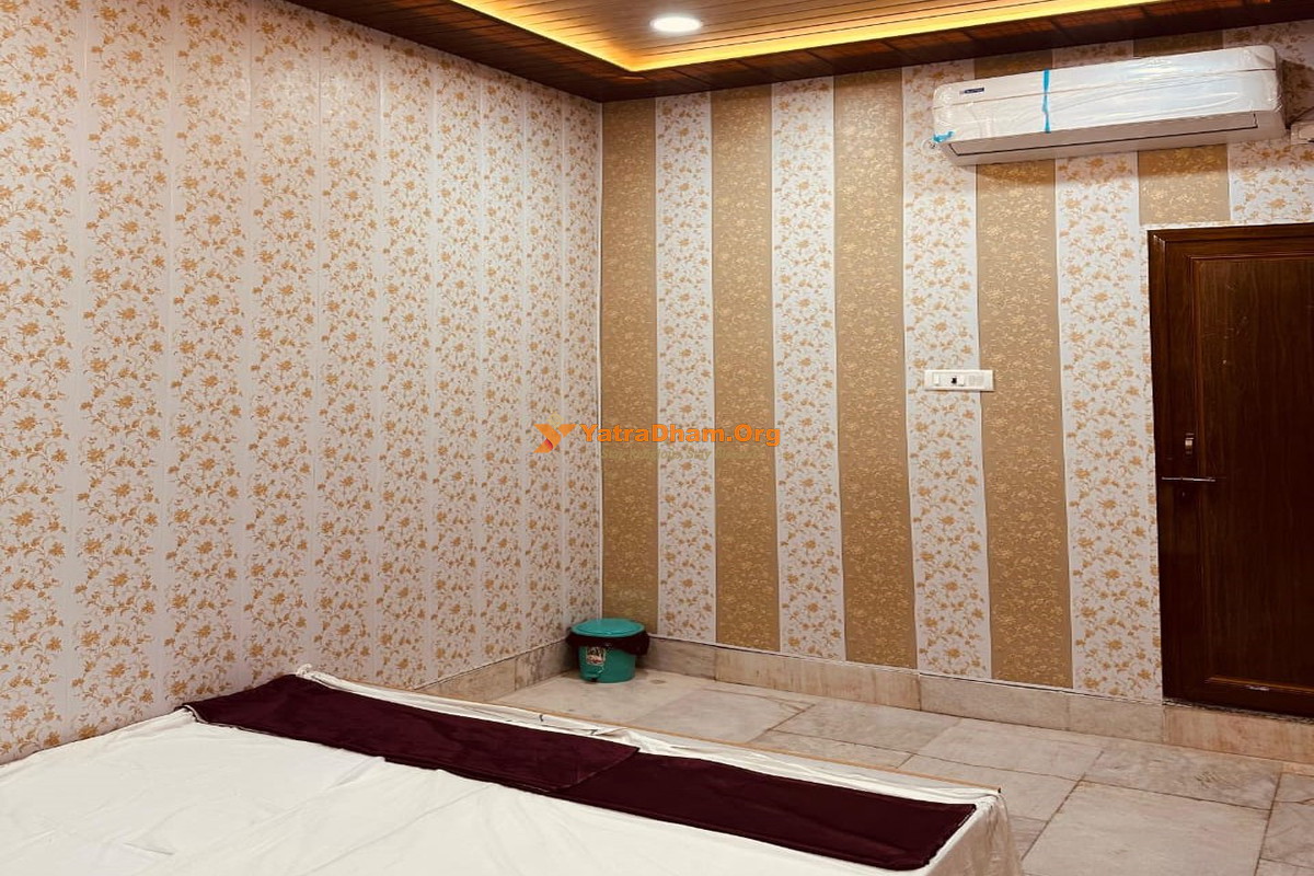 Raju Homestay Ayodhya Room