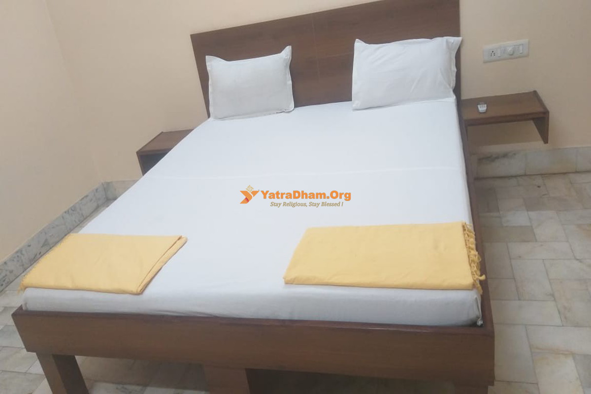 Shri Kishan Beriwala Smruti Bhavan Varanasi 2 Bed Deluxe AC Room