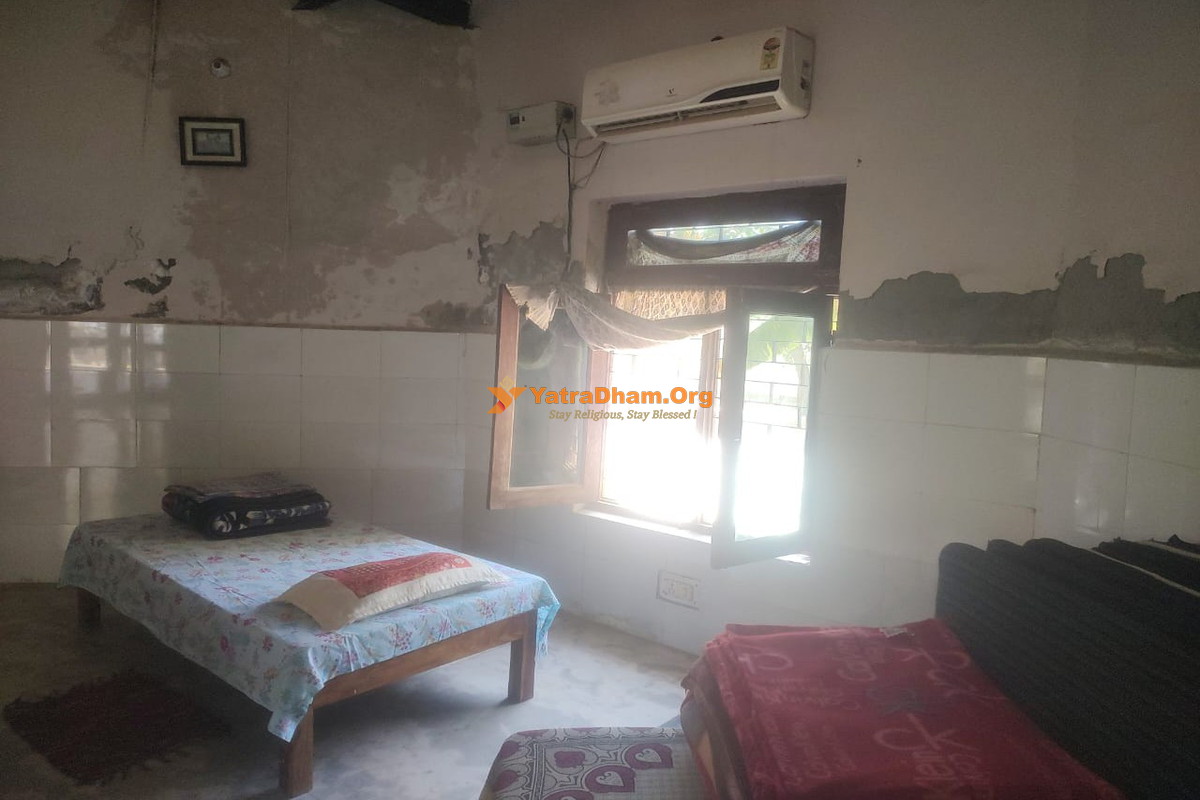 Shri Yugal Bhajan Kutir Ashram Radha Kund Room