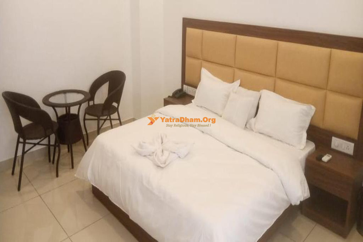 Hotel Aviraj Noida Room