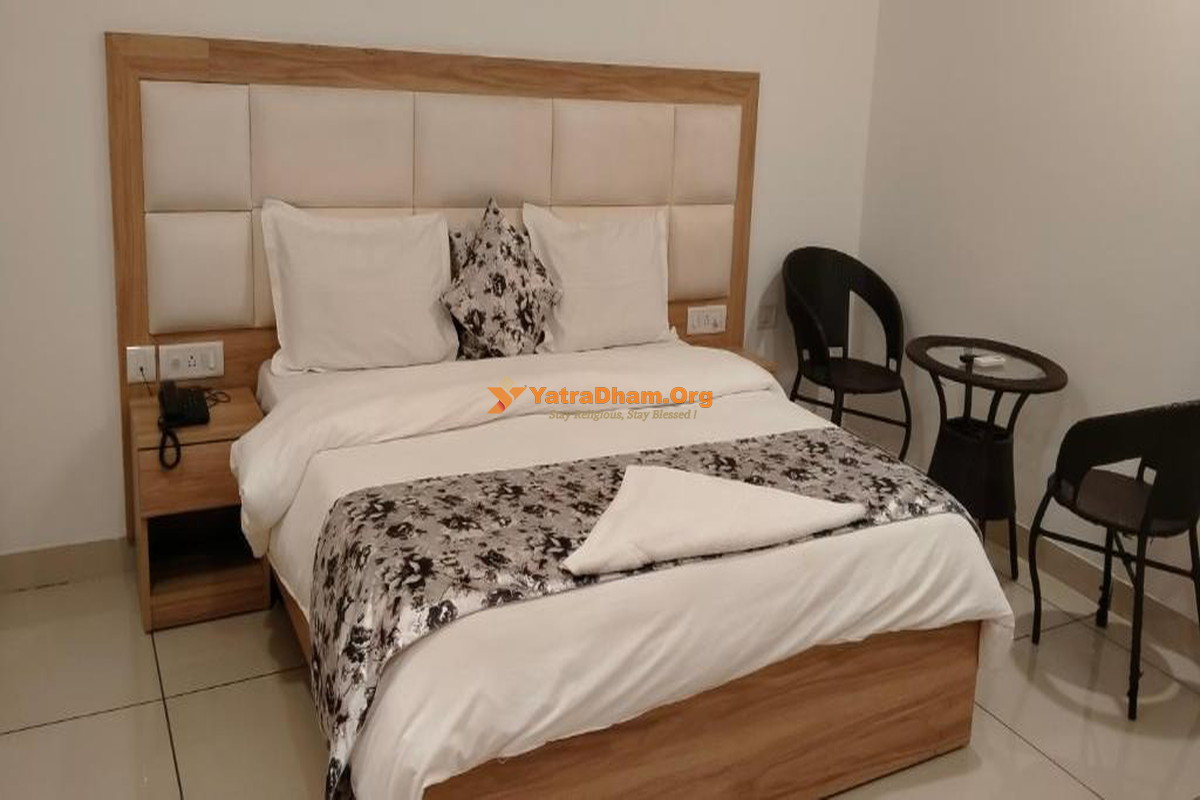 Hotel Aviraj Noida Room