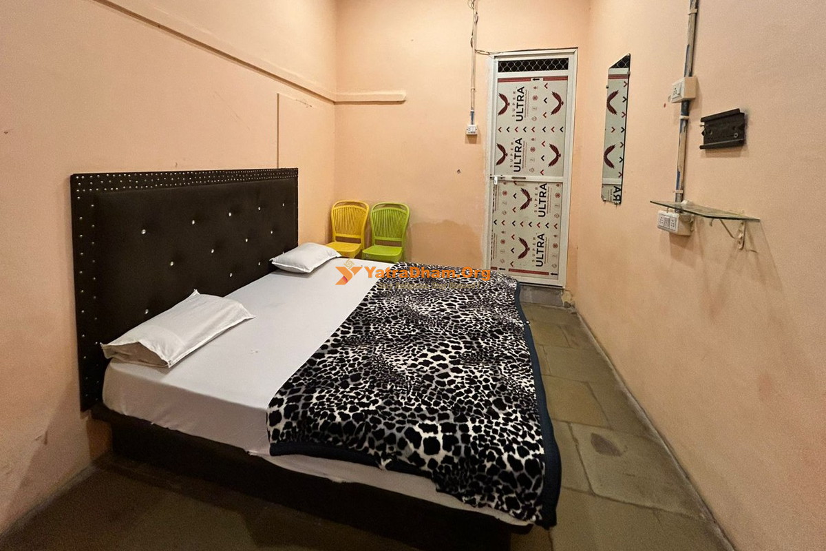 Hotel Mahakal Ramashray Yatri Niwas Ujjain 4 Bed AC Room View