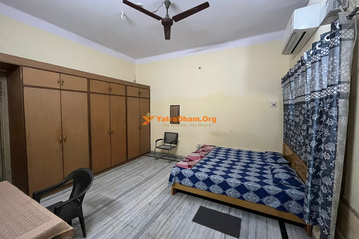 Vishwa Deva Atithi Griha Varanasi 2 Bed AC Room