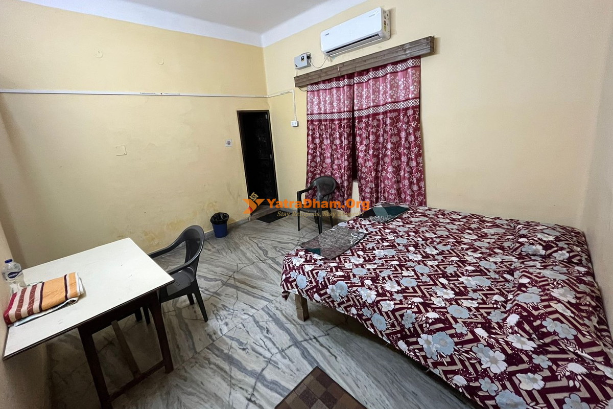 Vishwa Deva Atithi Griha Varanasi 2 Bed AC Room