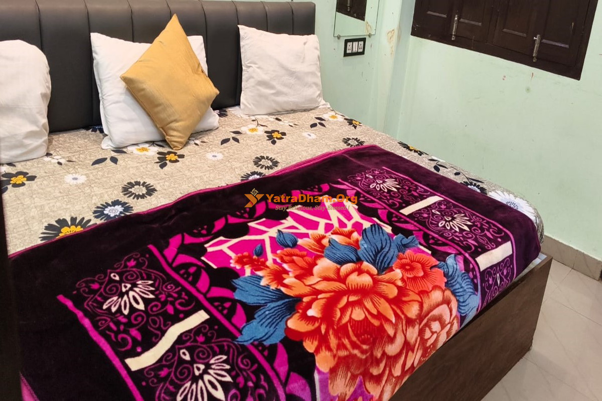 Shree Ishan Dev Ashram Varanasi Room